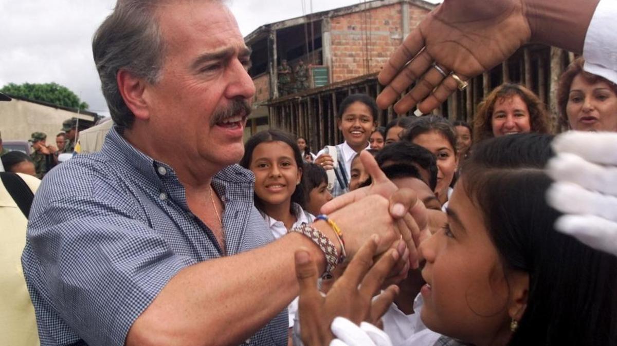 El ex presidente de Colombia, Andrés Pastrana, reunido con residentes de Puerto Caicedo, en el sur del departamento de Putumayo en el 2001. Patrana les explicó la iniciativa del llamado Plan Colombia.
