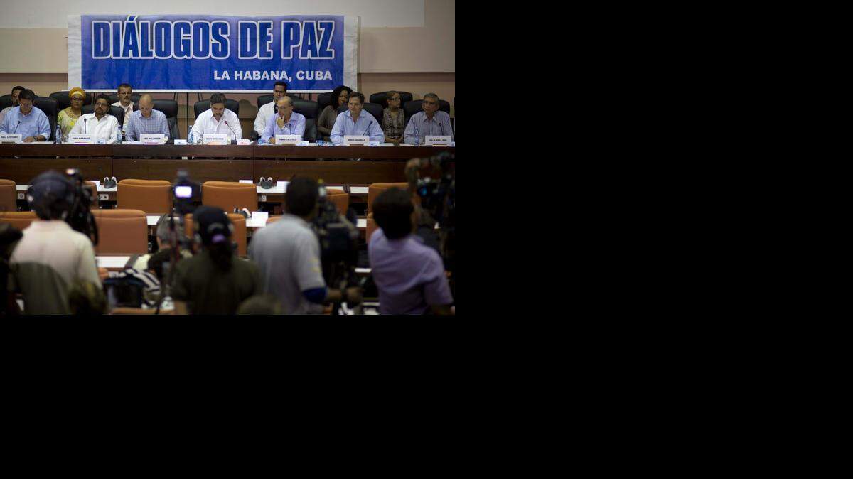 
Negociadores del gobierno colombiano y de las FARC discuten la paz en La Habana, Cuba, tras décadas de guerra que han dejado aproximadamente 200,000 muertos.
