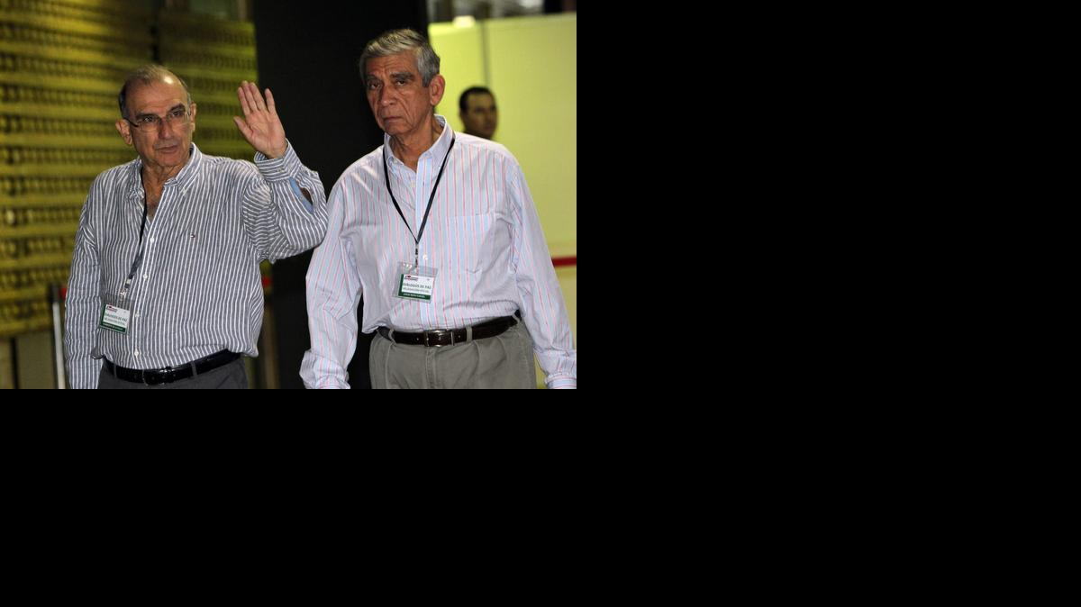 
El jefe de la delegación del gobierno de Colombia, el ex vicepresidente de Colombia Humberto de la Calle (izq.), saluda junto al ex comandante del Ejército Nacional de Colombia, Jorge Enrique Mora Rangel a su llegada el martes al Palacio de Convenciones de La Habana. 
