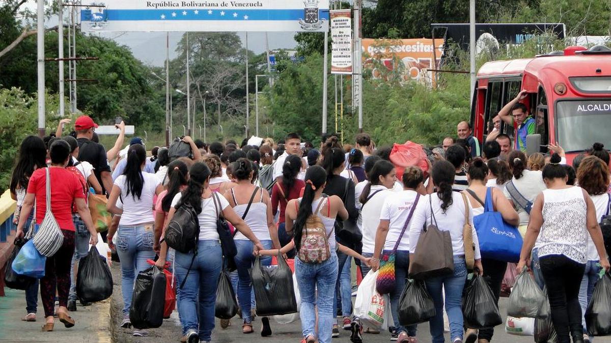 Unas 500 mujeres venezolanas cruzaron este martes a la ciudad colombiana de Cúcuta, a pesar del cierre de la frontera común, para comprar alimentos ante la escasez que se vive en su país, informaron fuentes oficiales.