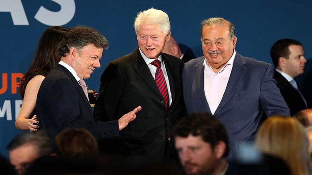 
El presidente de Colombia, Juan Manuel Santos (izq), el ex presidente Bill Clinton (centro) y el empresario mexicano Carlos Slim, al final de la sesión de apertura de la conferencia Future of the Americas, organizada por la Clinton Foundation en la Universidad de Miami.
