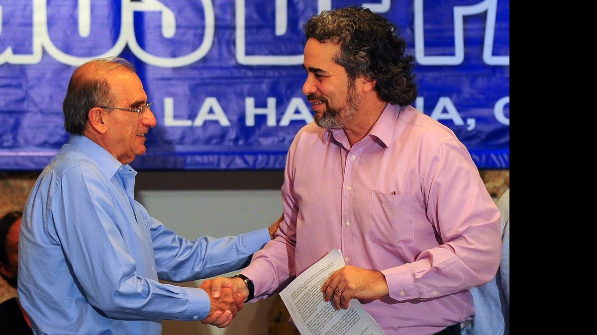 
Humberto de la Calle (izq.), negociador del gobierno de Colombia, y Rodolfo Benítez, representante de Cuba a los diálogos de paz, después de una conferencia de prensa el jueves 4 de junio en La Habana.
