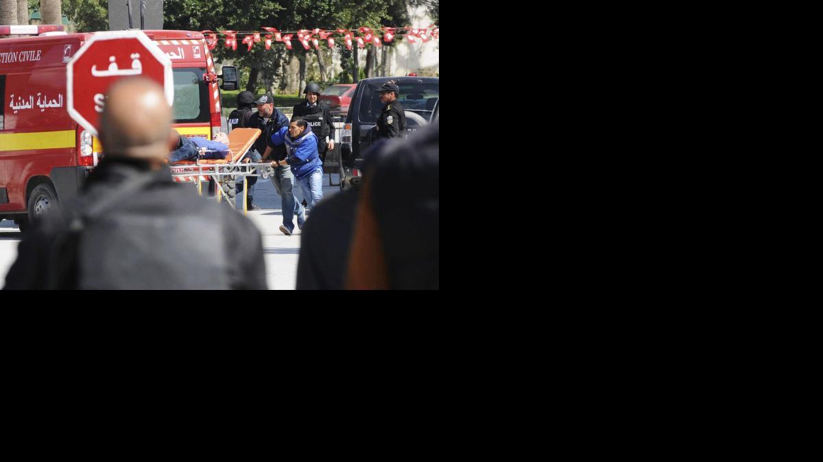 
Un herido es evacuado del lugar donse se ha pruducido un ataque terrorista, en el Museo del Bardo, en Túnez, el miércoles. El ataque, que dejó 19 muertos, entre ellos 17 turistas extranjeros, y 24 heridos, fue perpetrado por un grupo de desconocidos que salieron de una mezquita situada entre el citado museo y la sede del Parlamento. 
