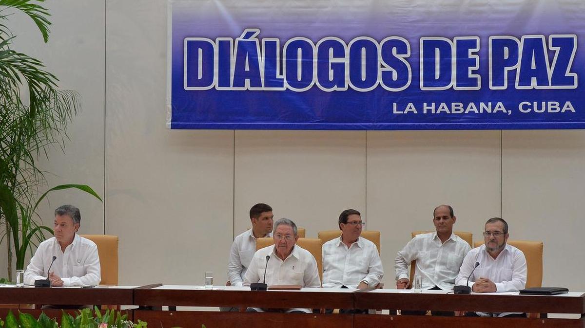 
El presidente de Colombia Juan Manuel Santos (izq.), el jefe máximo de la guerrilla de las FARC, Diego León Jiménez alias Timochenko (punta derecha) y el gobernante cubano Raúl Castro durante el encuentro de este miércoles en La Habana. 
