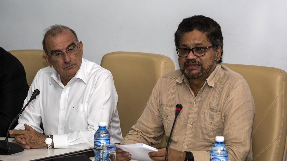 El negociador del gobierno colombiano Humberto de La Calle (izq.) y el representante de las FARC, Iván Márquez, el 28 de octubre de 2016, en La Habana.