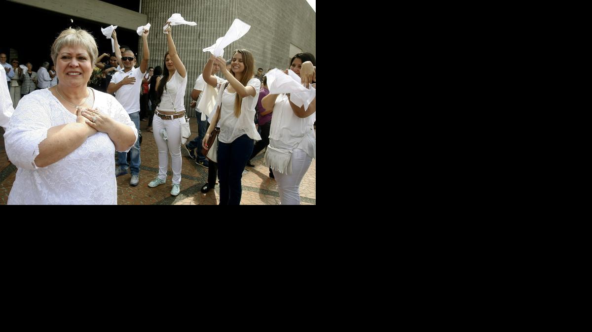 

La hermana del capo colombiano Pablo Escobar Gaviria, Luz María Escobar (i), sale de una misa ofrecida en conmemoración del que habría sido el cumpleaños 64 de su hermano, el domingo 1 de diciembre del 2013, en Medellín, Colombia.


