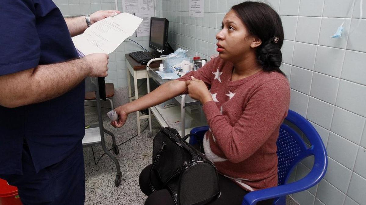 El presidente recordó que el virus, transmitido por un mosquito “Aedes aegypti”, el mismo que causa el dengue y el chikunguña, puede provocar fiebre, ojos rojos sin secreción y sin picazón, erupción cutánea con puntos blancos o rojos y en menor frecuencia dolor muscular y articular, síntomas ante los que aconsejó acudir “inmediatamente al médico”.