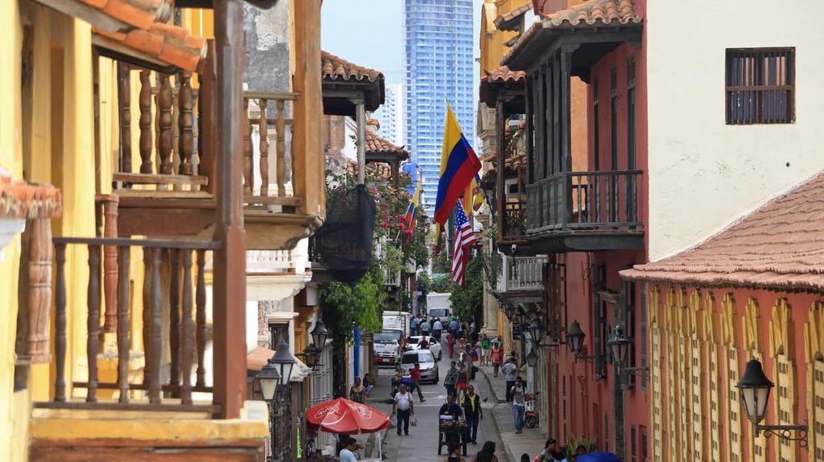 Fotografía del 22 de septiembre de 2016, de una calle de Cartagena (Colombia). La histórica y caribeña ciudad de Cartagena de Indias acogerá el próximo lunes la firma del acuerdo de paz negociado en La Habana entre el Gobierno colombiano y las FARC, guerrilla que el viernes anunció el fin de las armas tras 52 años de guerra contra el Estado.