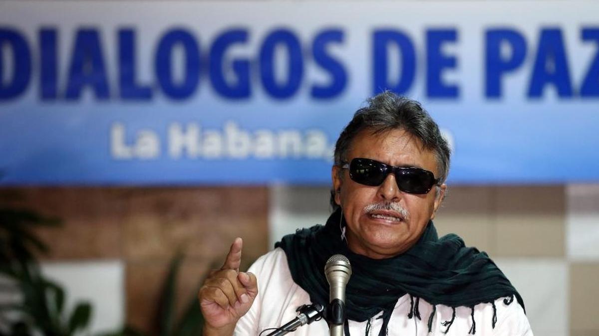 
El integrante de las FARC, Jesús Santrich, declara el martes antes de iniciarse una nueva jornada de las conversaciones de paz con representantes del gobierno colombiano, en La Habana (Cuba).
