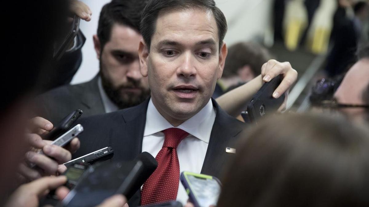 El senador Marco Rubio habla con la prensa el miércoles en el Capitolio sobre la destitución del jefe del FBI James Comey.