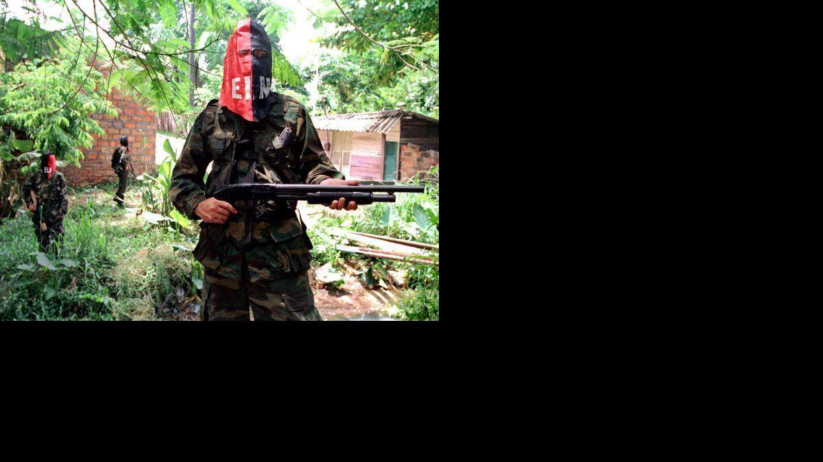 
Fotografía de 1998 cedida por el diario El Tiempo en el 2013, de guerrilleros del Ejército de Liberación Nacional (ELN) en un lugar sin identificar. 
