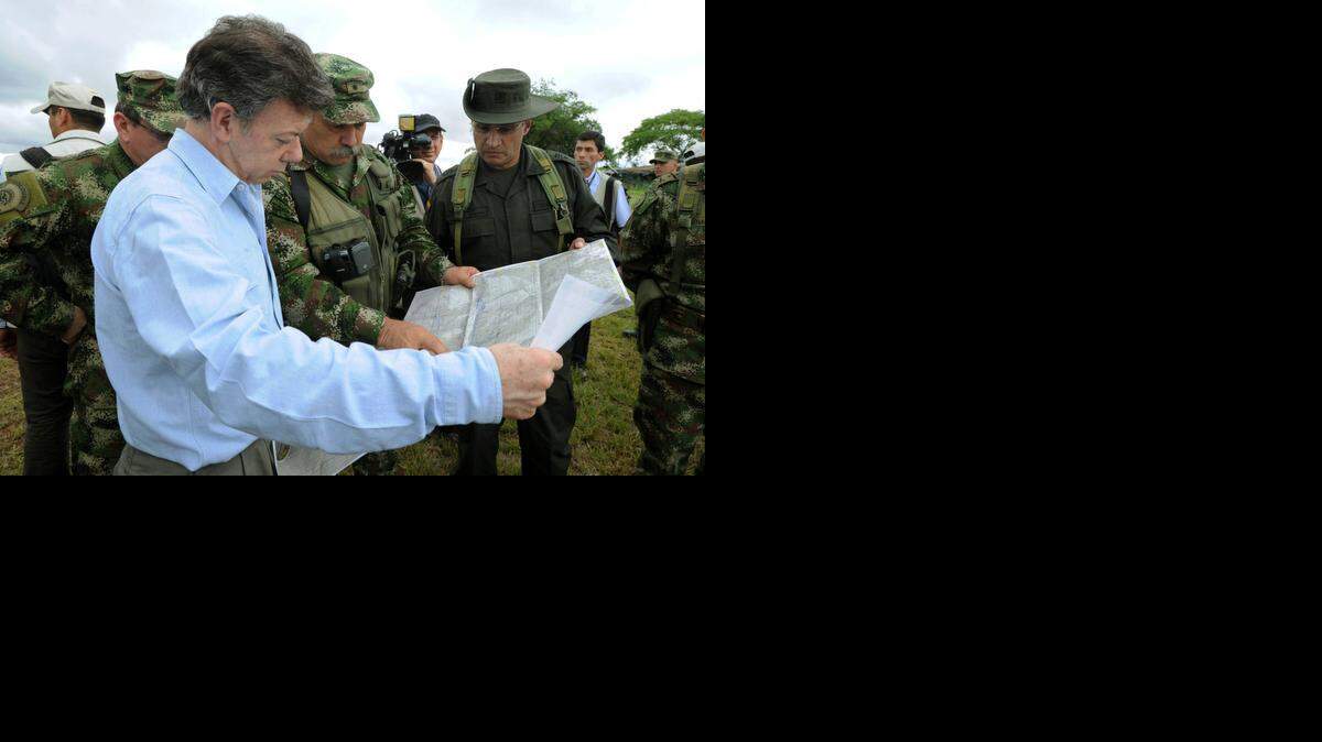 
‘¿Qué va a pasar con el Ejército? ¿Lo van a disminuir, como dicen algunos? ¿Lo van a reducir a su mínima expresión, como dicen otros? La respuesta es no, aseguró el jefe de Estado, Juan Manuel Santos, en un acto público en el fuerte militar de Tolemaida, a 70 kilómetros al suroeste de Bogotá, el miércoles.

