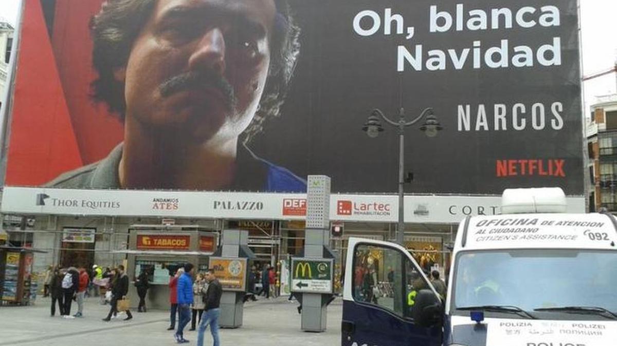 La publicidad de Netflix sobre su serie “Narcos”, en la Puerta del Sol de Madrid.