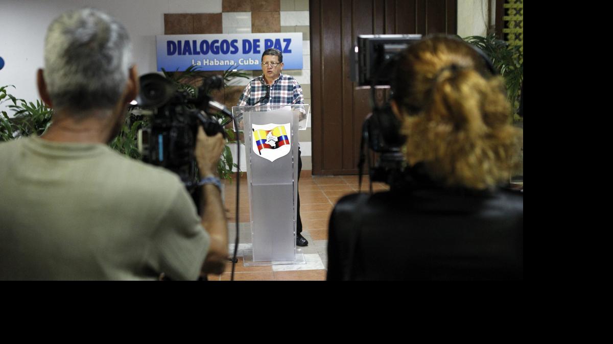 
El comandante de las FARC Jorge Torres Victoria, alias "Pablo Catatumbo", lee un comunicado hoy, lunes 24 de mayo de 2015, en el Palacio de Convenciones de La Habana (Cuba). 
