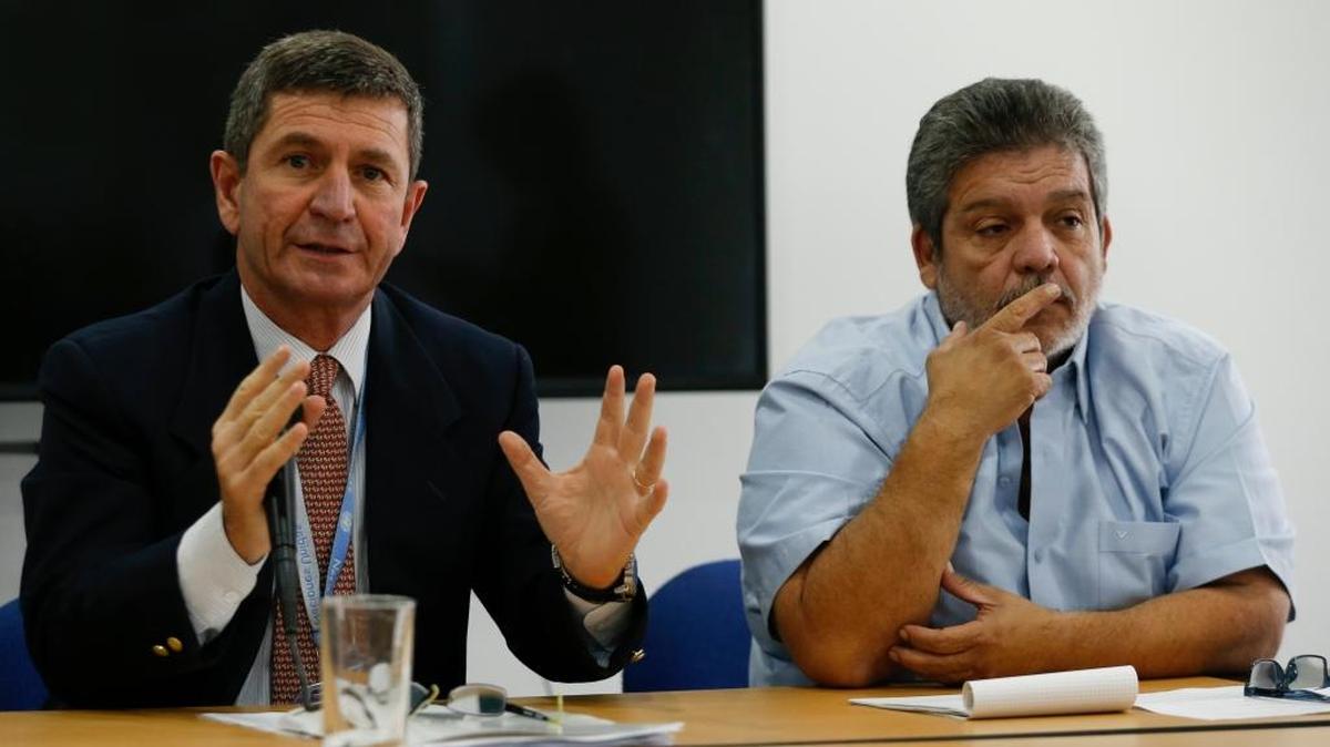 Javier Pérez Aquino (izq.), jefe de observadores internacionales de la misión de la ONU en Colombia, junto a Marco León Calarca, un miembro de las FARC.