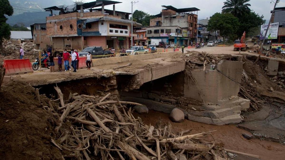 Puente Avenida Colombia y sus alrededores en Mocoa, Colombia.