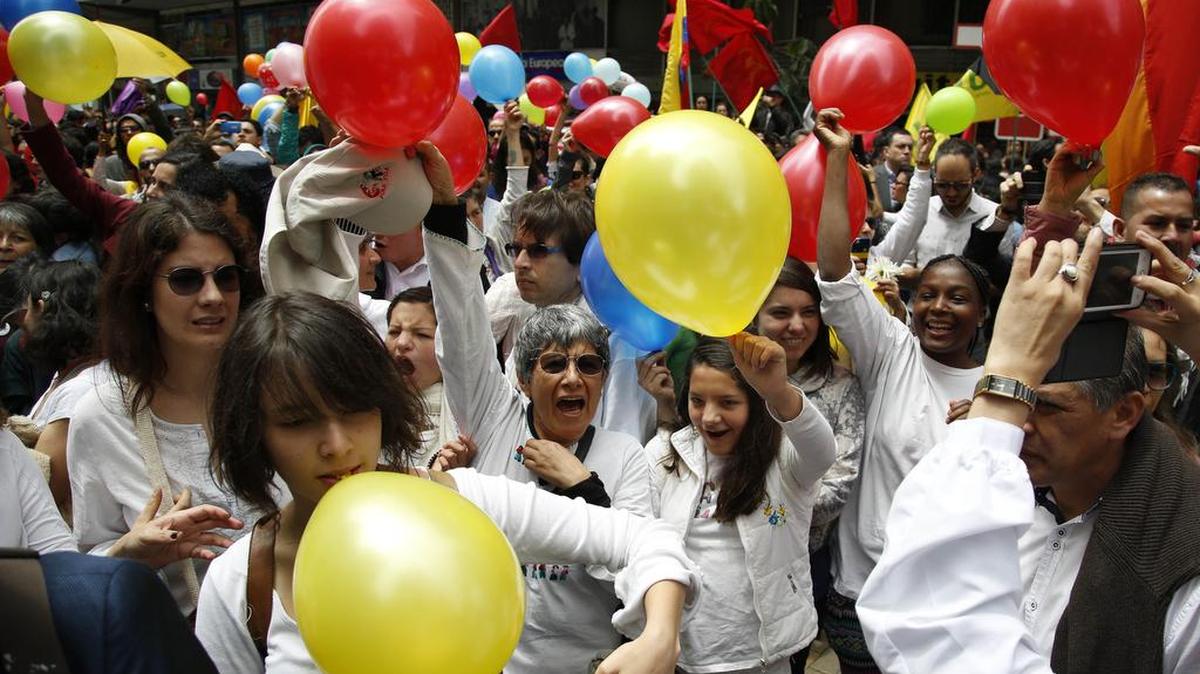 Los colombianos se tiraron a la calle a celebrar el acuerdo alcanzado entre Colombia y las FARC el pasado jueves.