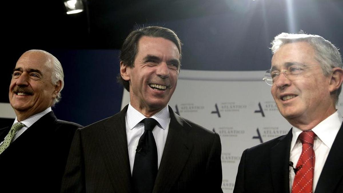 El ex presidente del Gobierno español José María Aznar (c), junto a los expresidentes de Colombia Álvaro Uribe (d) y Andrés Pastrana (i), durante el encuentro que han mantenido, en la Casa de América de Madrid, para analizar la situación de ese país latinoamericano tras el referéndum de los acuerdos de paz con las FARC.