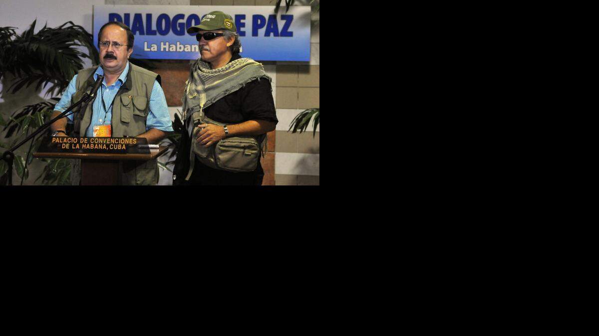 
Jesús Santrich (der.), miembro de la delegación de las FARC en los diálogos de paz con el gobierno colombiano.
