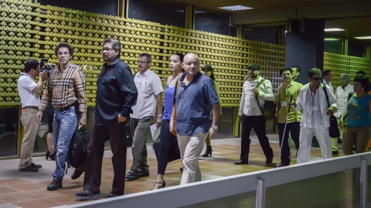 
Imagen de la delegación negociadora de la guerrilla de las FARC, llegando al Palacio de las Convenciones en La Habana el 2 de octubre.
