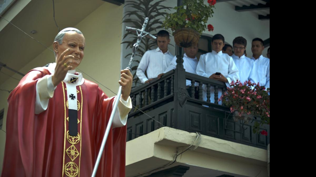 
La reliquia, de visita en Colombia por segunda vez en tres años, fue trasladada luego a una parroquia en construcción en ese municipio, que llevará el nombre de Juan Pablo II, antes de ser transportada el jueves a la capital Bogotá.

