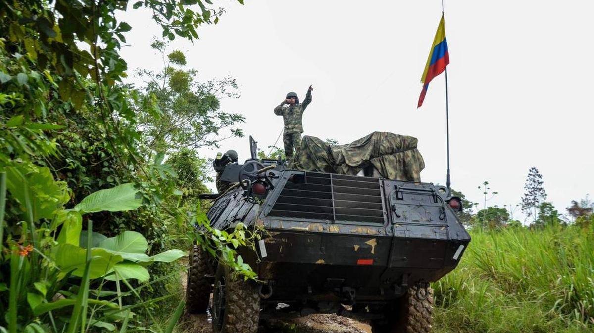 Soldados colombianos llegan al lugar donde soldados venezolanos habrían instalado un campamento en territorio colombiano, en Arauquita, departamento de Arauca, Colombia, el 23 de marzo de 2017.