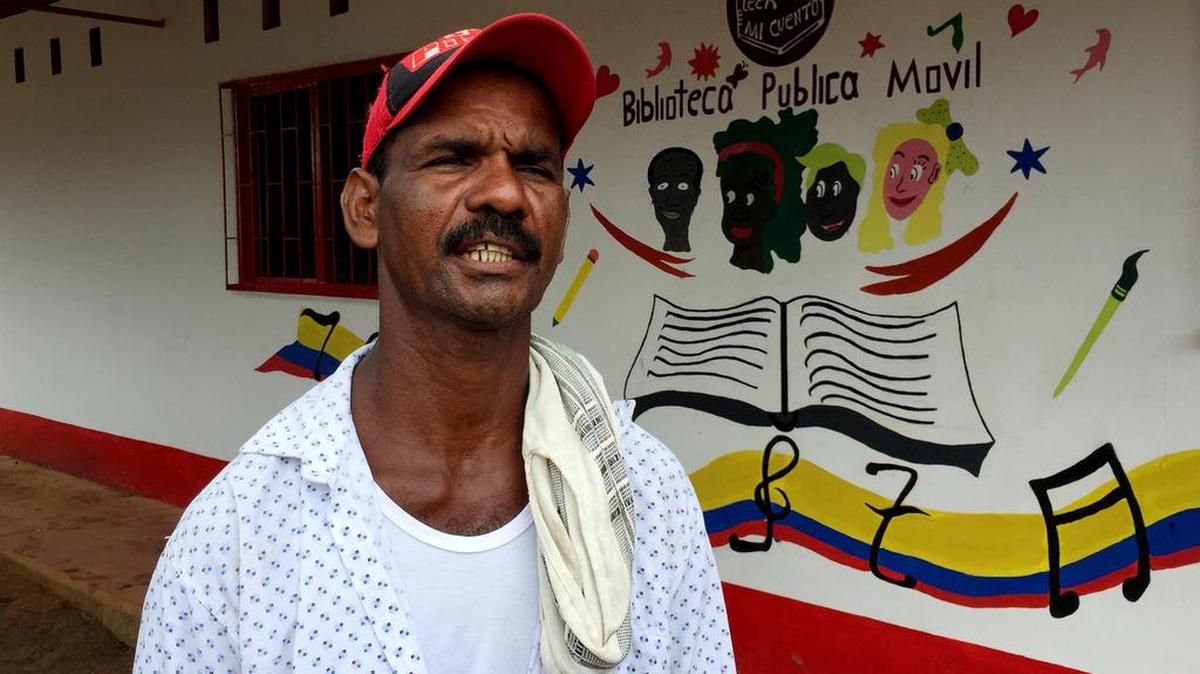 Fotografía del 31 de mayo de 2017, del campesino Eduardo Pérez, mientras habla con Efe de la situación de los cultivadores de coca en la zona de Charras, en San José del Guaviare (Colombia), poco antes de la visita al lugar del presidente colombiano, Juan Manuel Santos.