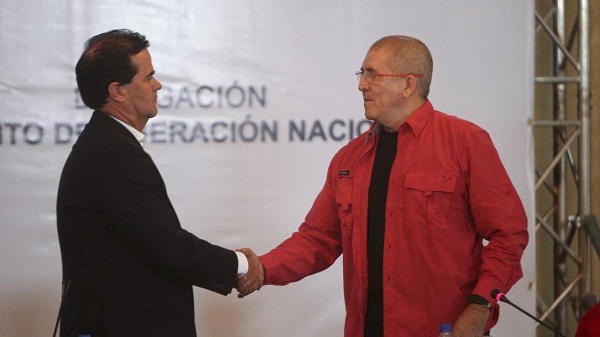 El negociador colombiano Frank Pearl (i) estrecha la mano del jefe de la delegación del ELN, Antonio García, alias de Eliécer Erlinto Chamorro (d), durante la presentació del plan de negociación del Gobierno colombiano y la guerrilla del ELN el miércoles 30 de marzo de 2016, en la sede de la Cancillería, en Caracas (Venezuela).