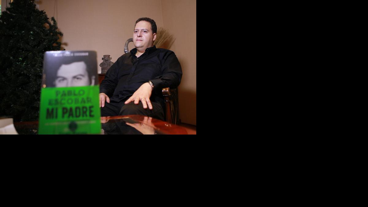 
Fotografía del 7 de noviembre de 2014 que muestra a Sebastián Marroquín, nombre ficticio que adoptó Juan Pablo Escobar, el hijo del narcotraficante Pablo Escobar para sobrevivir durante 20 años, durante una entrevista en Bogotá (Colombia). El hijo del narcotraficante describe sin tapujos el espíritu sanguinario de su padre, quien atemorizó al mismo exdictador panameño Manuel Antonio Noriega y vivió rodeado de excentricidades, sicarios, animales salvajes y fiestas con piñatas repletas de dinero. Marroquín hizo estas revelaciones en una entrevista a Efe con motivo de la publicación en Colombia de su libro "Pablo Escobar: Mi Padre", en el que cuenta que, en contra de la versión oficial, el capo no murió a manos de la Policía. 
