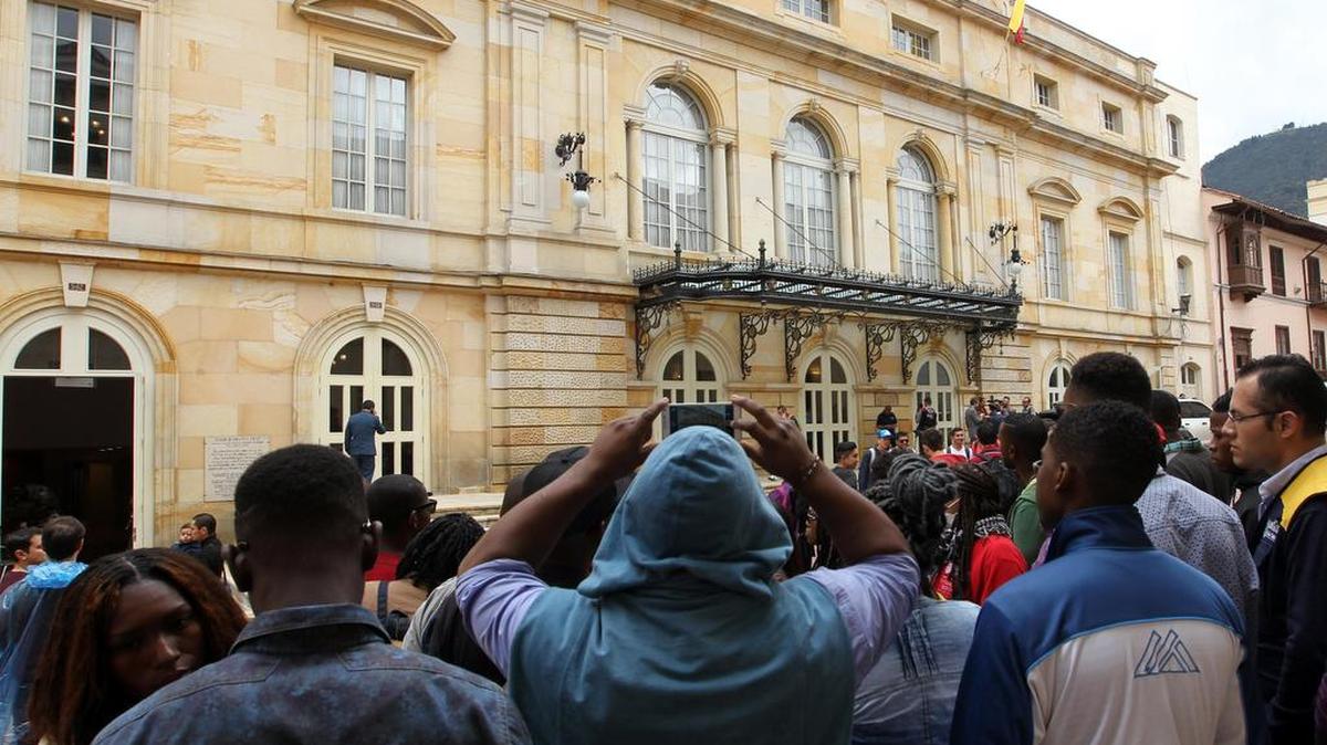 Turistas toman imágenes del teatro Colón el miércoles 23 de noviembre de 2016, en Bogotá (Colombia). Las musas griegas, Hamlet, Rigoletto y Fausto, que decoran el plafón y el telón de boca del Teatro Colón de Bogotá, serán testigos el jueves de la firma del nuevo acuerdo de paz del Gobierno colombiano y el grupo guerrillero FARC.
