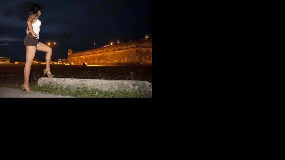 
Una prostituta posa en Cartagena, ciudad turística donde se prepara una operación contra la trata de niños. 
