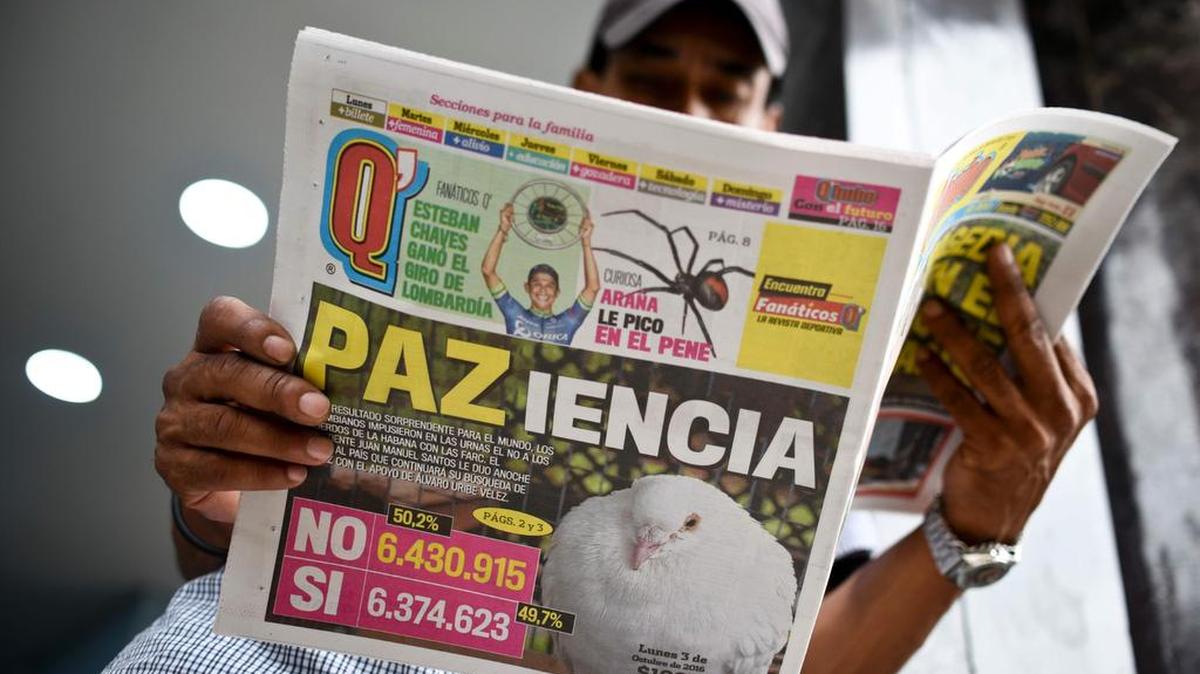 Un hombre lee la noticia sobre el resultado del referendo por el acuerdo de paz, este lunes en Cali, Colombia.