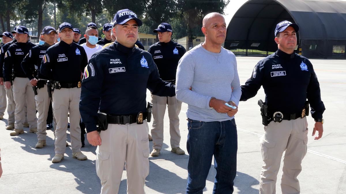 En esta foto proporcionada por la oficina de prensa de la Policía de Colombia, agentes escoltan a Álvaro Córdoba para su extradición a Estados Unidos, en Bogotá, Colombia, el jueves 19 de enero de 2023. Álvaro Córdoba es hermano de la senadora Piedad Córdoba y está acusado de cargos relacionados con el tráfico de droga. (Oficina de prensa de la Policía de Colombia vía AP)