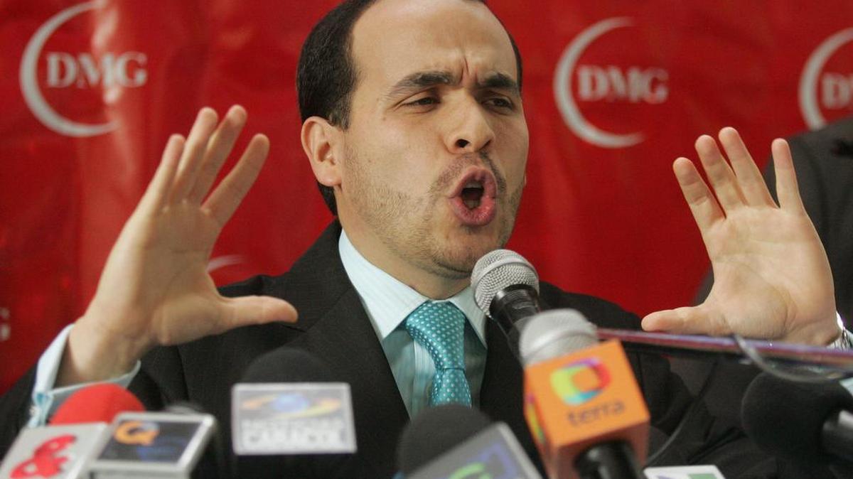 El abogado Abelardo de la Espriella, habla con la prensa el 18 de noviembre de 2008, en Bogotá (Colombia).