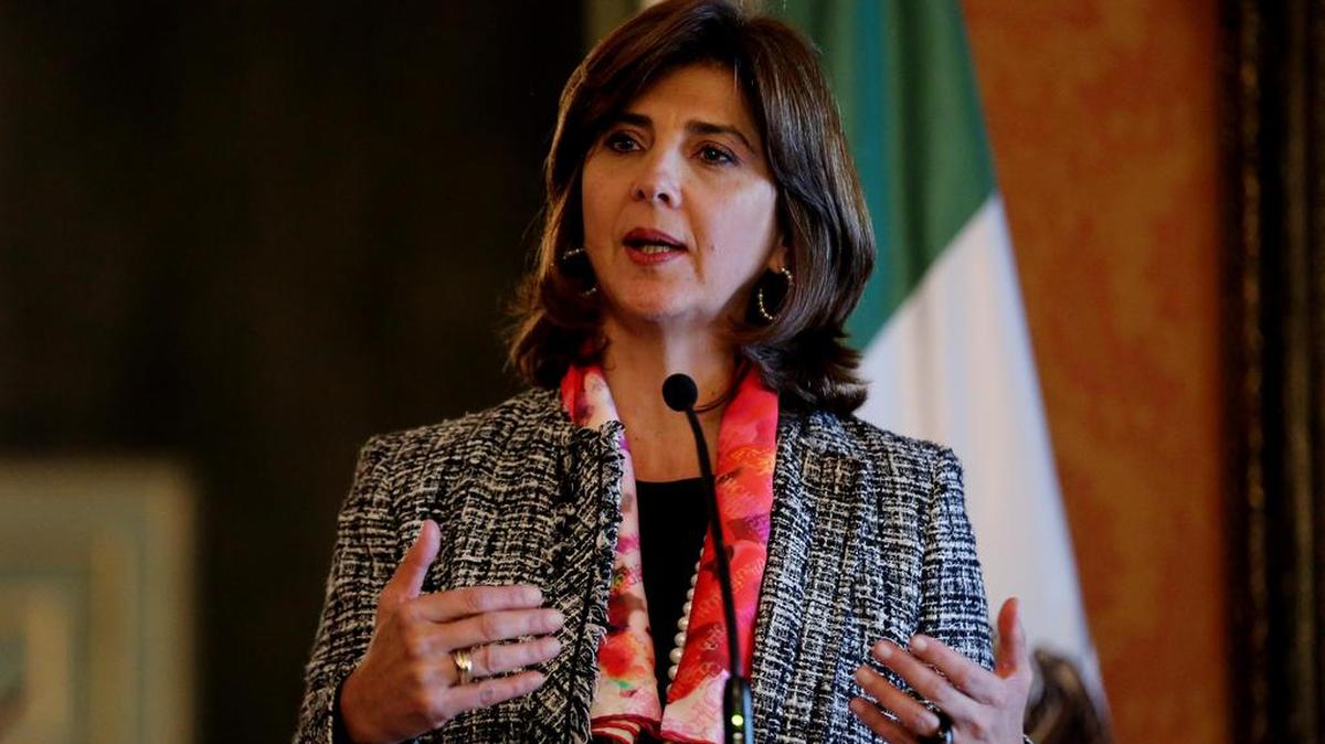 La ministra de Relaciones Exteriores de Colombia, María Ángela Holguín, habla durante una conferencia de prensa conjunta con su homólogo mexicano, Luis Videgaray, el jueves 30 de marzo de 2017, en el Palacio de San Carlos en Bogotá, Colombia.