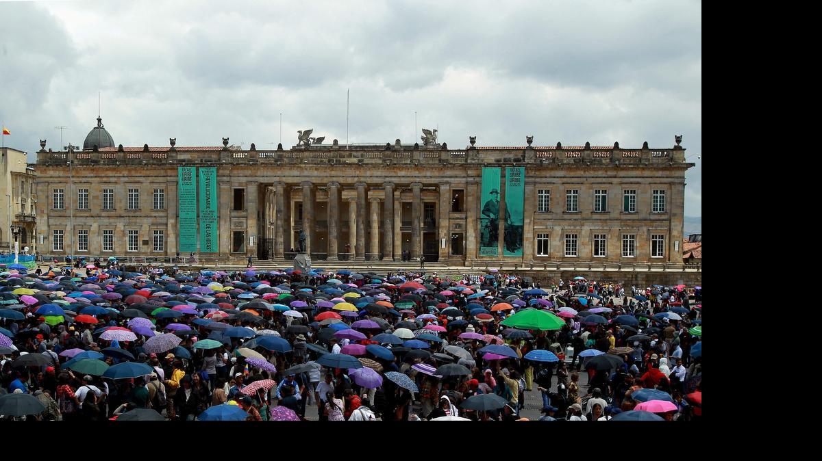 
Padres y maestros participan en una manifestación el martes para mostrar su respaldo a la huelga que mantienen desde hace casi dos semanas unos 300,000 educadores públicos de primaria y secundaria en Colombia, en la Plaza de Bolívar en Bogotá.

