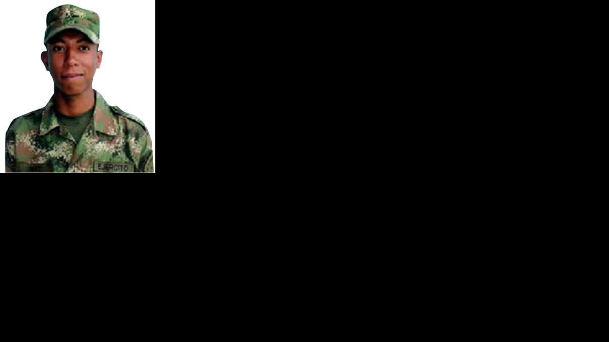 
Fotografía cedida por el Ejército Nacional de Colombia del soldado Jhonatan Andrés Díaz Franco, liberado por las FARC este martes 25 de noviembre de 2014, en el municipio de Tame, departamento de Arauca (Colombia). Los soldados César Rivera y Jonathan Díaz, liberados hoy en una zona rural del departamento de Arauca, en el este de Colombia, partieron hacia Bogotá acompañados de miembros del Ejército para reunirse con sus familias, informaron a Efe fuentes oficiales.
