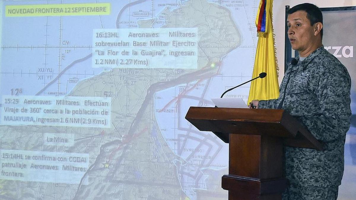 
El comandante de la Fuerza Aérea Colombiana (FAC), general Carlos Bueno, durante una rueda de prensa el lunes 14 de Septiembre de 2015, en el Ministerio de Defensa en Bogotá (Colombia). 
