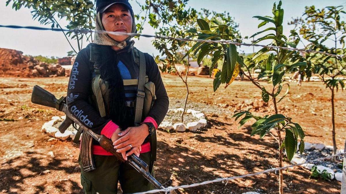 Un miembro de la guerrilla izquierdista de las FARC está de guardia en un campamento en una zona de desmovilización del municipio de San José de Oriente, departamento de Cesar, en el norte de Colombia, el 28 de febrero de 2017.