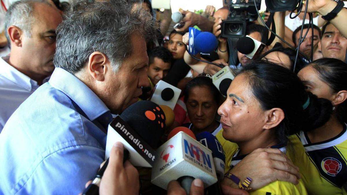 
El secretario general de la Organización de Estados Americanos (OEA), Luis Almagro (i), escucha los reclamos de las personas deportadas que lo esperaban en el coliseo municipal el sábado 5 de Septiembre de 2015, en el sector de La Parada, cerca a Cúcuta (Colombia), frontera con Venezuela. 
