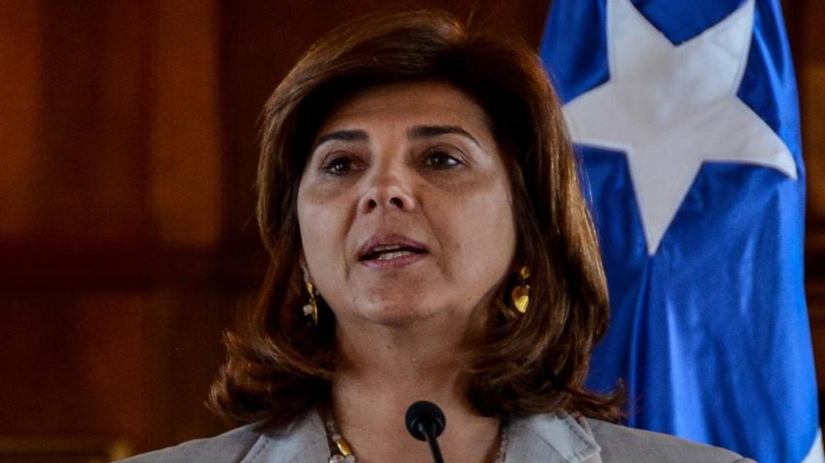 La ministra de relaciones exteriores de Colombia, María Ángela Holguín, habla en una rueda de prensa junto a su homólogo de de Chile, Heraldo Muñoz, hoy, miércoles 28 de octubre de 2015, en el Palacio de San Carlos, sede de la cancillería de Colombia. Chile y Venezuela son países acompañantes de los diálogos de paz entre el Gobierno y las Fuerzas Armadas Revolucionarias de Colombia (FARC) que se llevan a cabo en La Habana, en los que Cuba y Noruega ejercen la función de garantes.