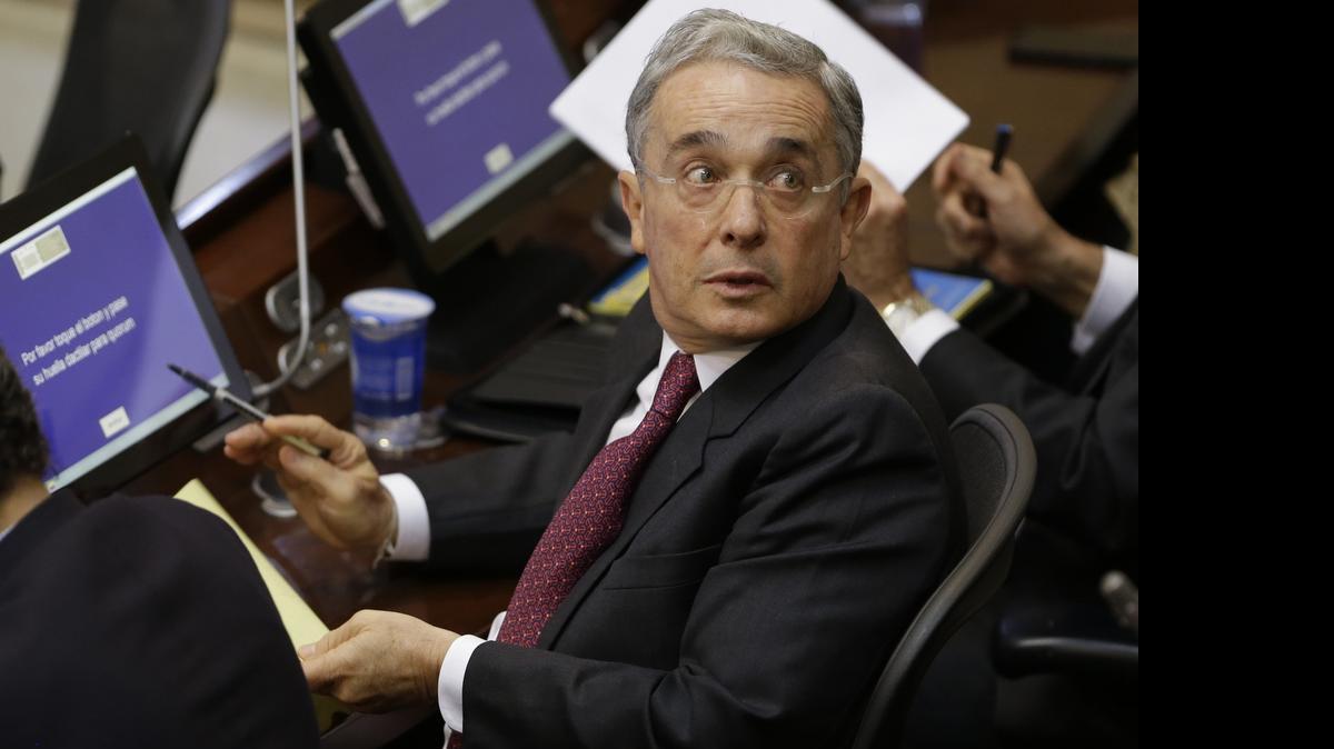 
El senador y ex presidente de Colombia, Álvaro Uribe, asiste a un debate sobre sus presuntos vínculos con grupos paramilitares, en el Congreso de su país, el pasado año.
