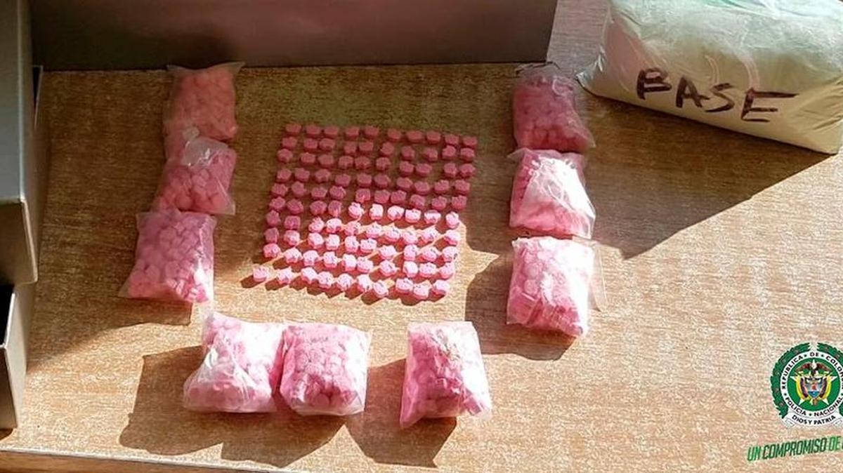 La “cocaína rosada” o “droga de la élite” es comercializada en polvo o pastillas de colores llamativos y tiene un alto poder adictivo.