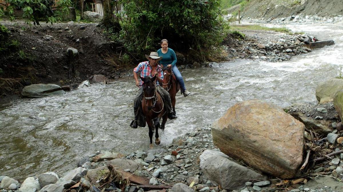 Turistas durante un recorrido por parajes del Cañón del Combeima realizado por la empresa de ecoturismo Ukuku Rural Lodge.