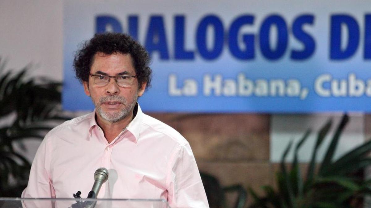 El comandante Pastor Alape, miembro de las FARC-EP, lee un comunicado, este miércoles 3 de febrero de 2016, en La Habana (Cuba).