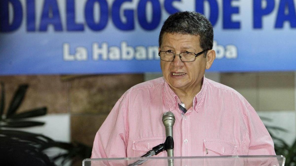 El comandante Jorge Torres Victoria, alias “Pablo Catatumbo”, lee un comunicado el domingo 29 de noviembre del 2015, en el Palacio de Convenciones de La Habana.