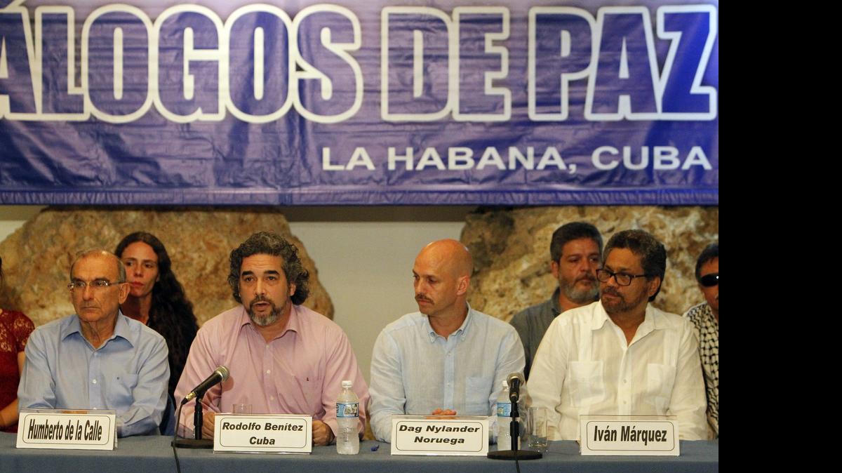
Los negociadores de la paz colombiana reuidos en La Habana, Cuba, anuncian la creación de una Comisión de la Verdad luego que se firmen los acuerdos de paz.
