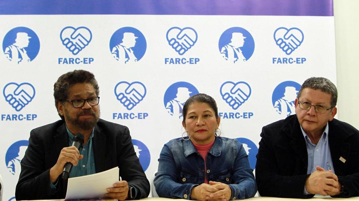 Los integrantes del Secretariado de las FARC (i-d) Iván Márquez, Sandra Ramírez y Pablo Catatumbo hablan el jueves 27 de julio de 2017, en Bogotá (Colombia).