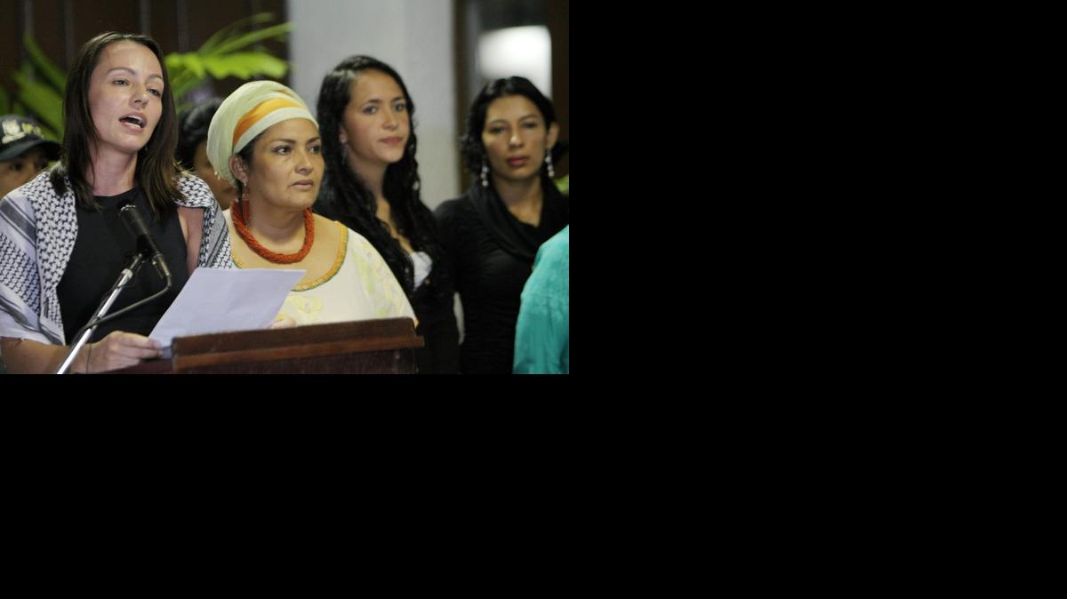 
La integrante de la delegación de la guerrilla de las FARC en los diálogos de paz con el gobierno colombiano, la holandesa Tanja Nijmeijer (izq), lee el domingo un comunicado junto a la guerrillera Victoria Sandino (c) en el Palacio de Convenciones de La Habana.


