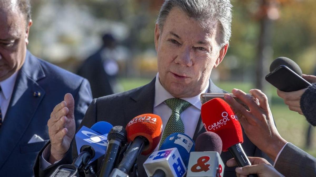 El presidente de Colombia, José Manuel Santos (c), se dirige a los medios tras asistir a una reunión con el comité de Relaciones Exteriores del Senado celebrada en el Capitolio en Washington, Estados Unidos, el17 de noviembre de 2016.